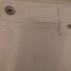Skinny Ankle are Skinny are white high-stretch denim’s Strut your Stuff. Fits 22